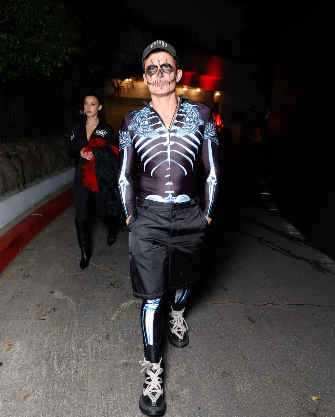 Орландо Блум в жутком костюме скелета на Хэллоуин-вечеринке.