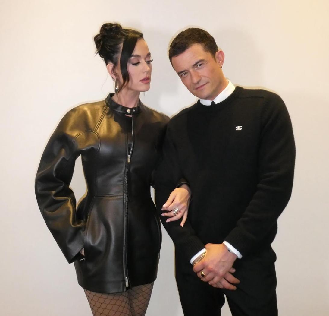 Кэти Перри и Орландо Блум позируют для снимка.