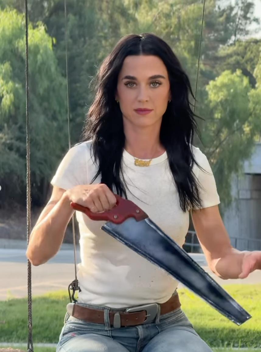 Кэти Перри на уличных качелях 