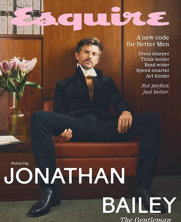 В стиле "Бриджертонов", он эффектно позировал в черном пиджаке и брюках, с белым пластроном, но без рубашки, обнажая мускулистый торс.