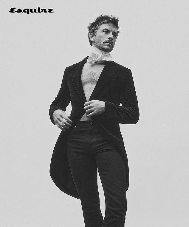 Джонатан Бэйли рассказал, что стыд мотивировал его использовать свой успех для помощи ЛГБТКИА+ сообществу.