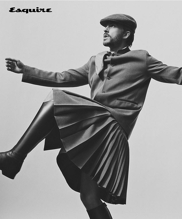 После успешных ролей в «Мир Юрского периода: Возрождение» и «Злая: За добро» карьера Джонатана взлетела. Работая с Shameless Fund, он также рассказал о семье.