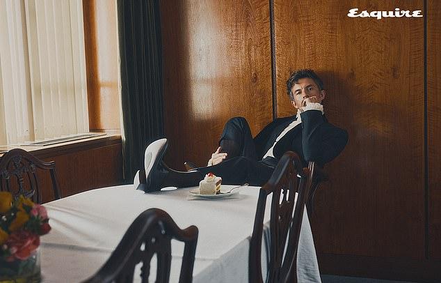 37-летний актер украсил обложку британского Esquire "Идеальный мужчина", продемонстрировав свою привлекательность в смелой фотосессии.