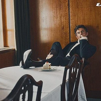 Джонатан Бейли рассказал о мотивирующей силе стыда и своем желании помогать ЛГБТКИА+ сообществу