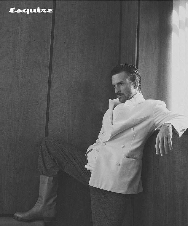 Джонатан, первый открытый гей – "Самый сексуальный мужчина", осознает свои привилегии и вклад предшественников, вдохновляясь помогать своему сообществу.