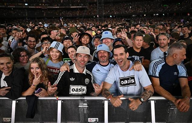 Видео: преданные фанаты Oasis отрываются в мерче, с фирменными панамами. На фото: австралийцы на концерте в Мельбурне в прошлом месяце.