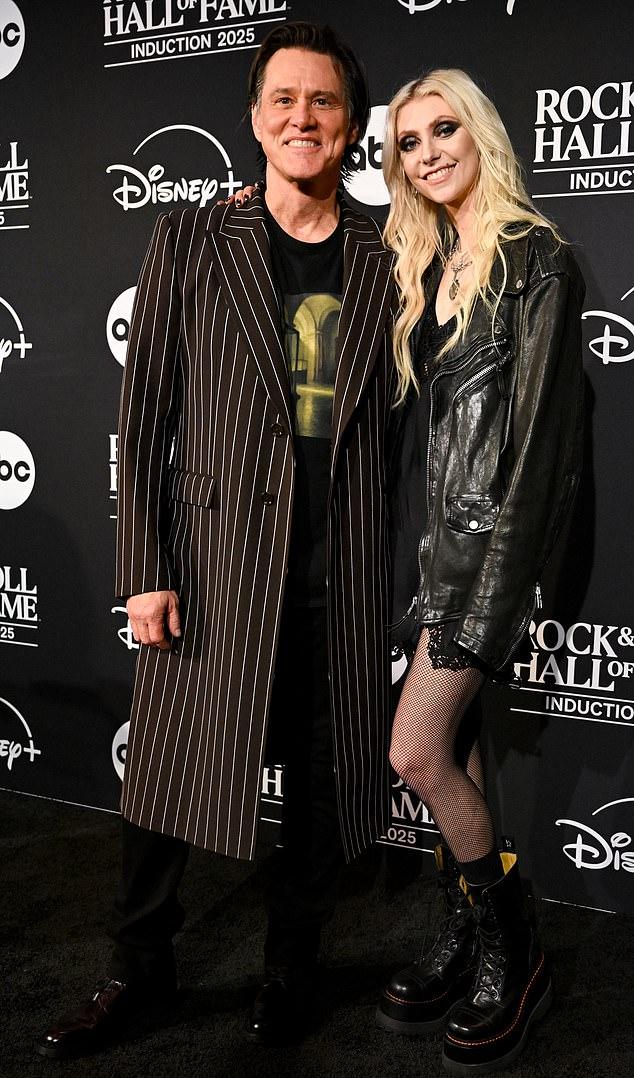 Джим Керри и Тейлор Момсен воссоединились спустя 25 лет после съемок в фильме "Как Гринч украл Рождество".