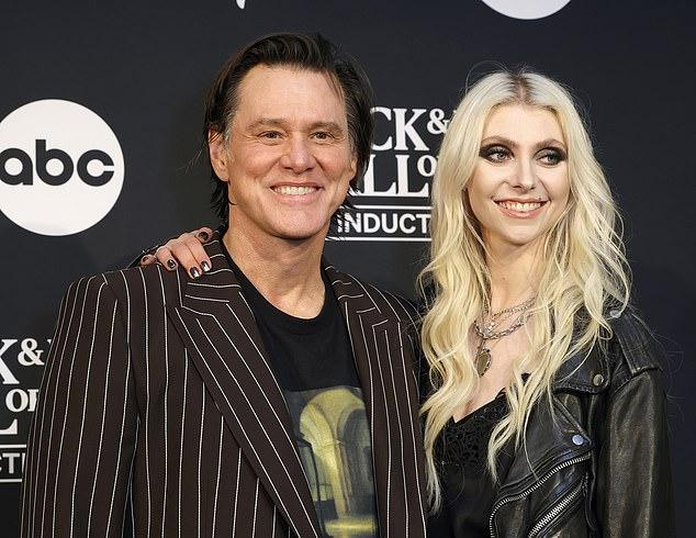 В классическом фильме Джим сыграл Гринча, а Тейлор, в одной из своих первых ролей, была Синди Лу Кто.