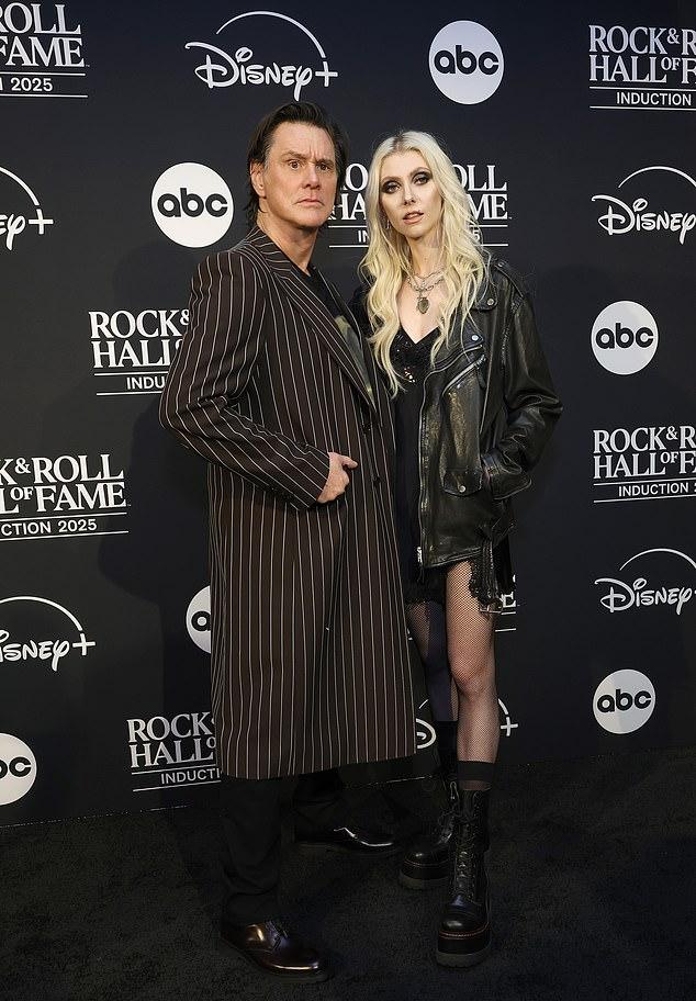 Звезда "Сплетницы" воплотила рокерский шик в черном мини-платье-комбинации с кружевной отделкой.