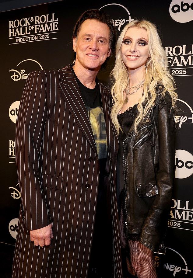 63-летний актер и 32-летняя актриса позировали вместе на церемонии включения в Зал славы рок-н-ролла 2025 года в Лос-Анджелесе в субботу вечером.