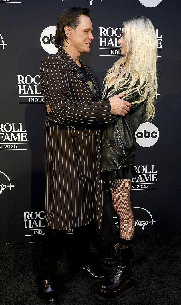 "Со времен Гринча мы не виделись," — начал Джим, на что Тейлор дополнила: "25 лет! Уму непостижимо!"