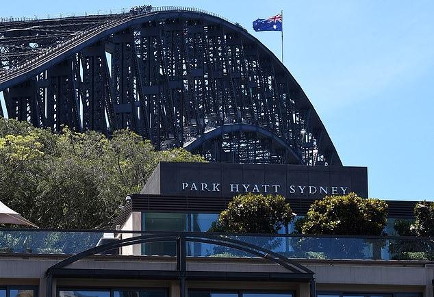 Jelly Roll заметили в Сиднее за несколько часов до отмены концерта в Новой Зеландии