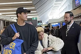 Звезда TikTok Эддисон Рей прибыла в Мельбурн перед австралийским туром