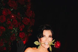 Крис Дженнер в образе идеальной девушки Бонда на вечеринке в стиле 007