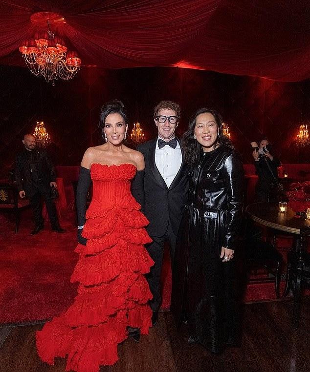 Дженнер также опубликовала фото с Марком Цукербергом и его женой Присциллой Чан.