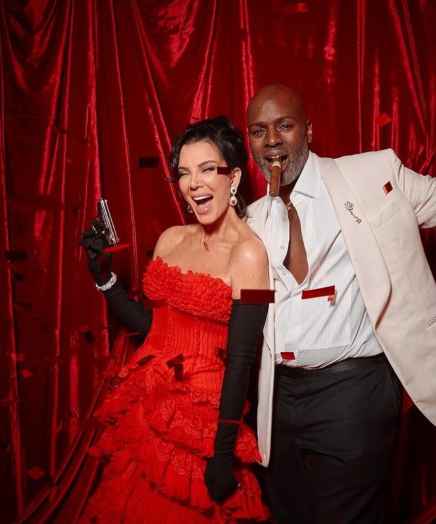 70-летняя Крис Дженнер предстала идеальной девушкой Бонда с пистолетом на своем дне рождения в стиле 007.