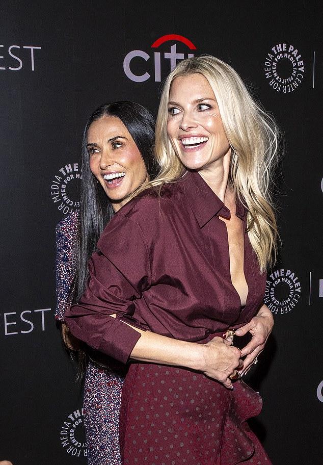 Деми Мур поразила нестареющей красотой, резвясь с коллегой Эли Лартер на премьере второго сезона Landman в Нью-Йорке в воскресенье.