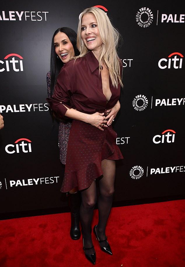 Эли демонстрировала потрясающую фигуру в расстегнутой бордовой рубашке без бюстгальтера, заправленной в мини-юбку в горошек с оборками.