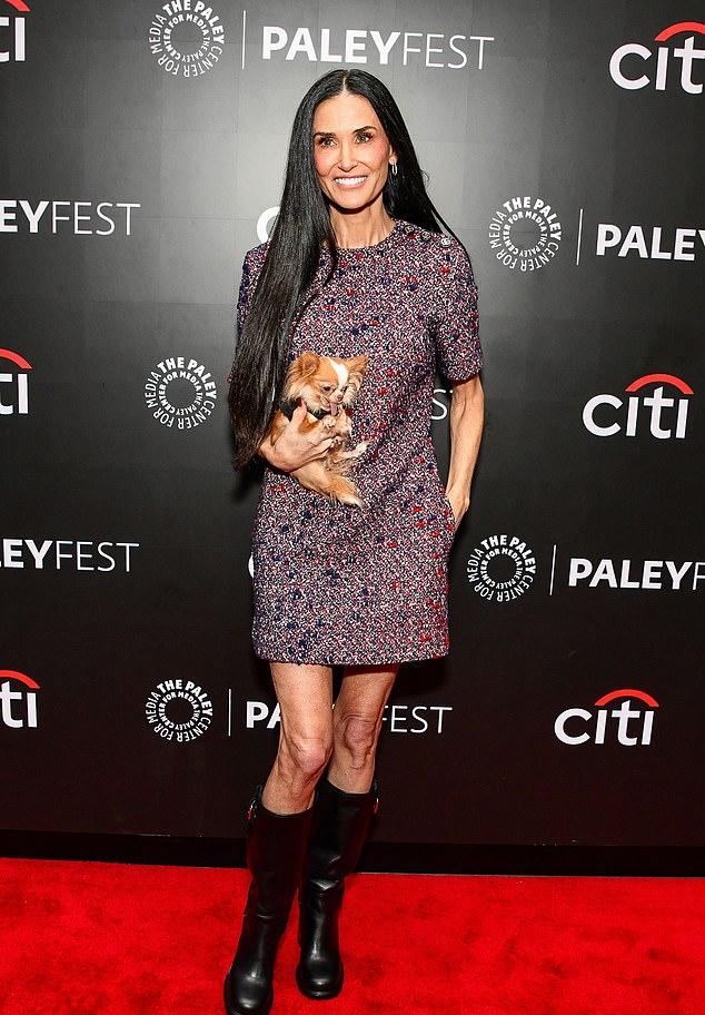 На мероприятии Деми позировала с любимым псом Пилафом в чёрном свитере.