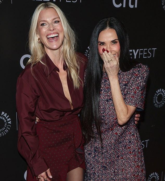 62-летняя голливудская актриса продемонстрировала стройные ноги в черно-красном мини-платье с короткими рукавами, обнимая 49-летнего Али сзади.