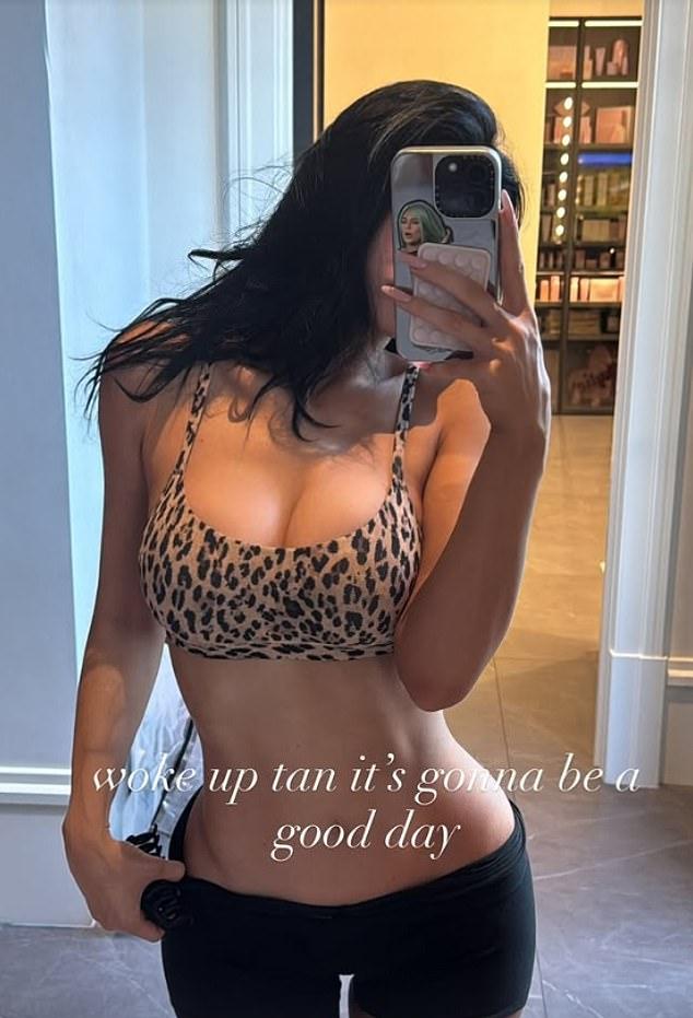 После объявления Кайли продолжила восхищать фанатов сногсшибательными снимками, демонстрируя свой пресс в спортивной одежде в субботу.