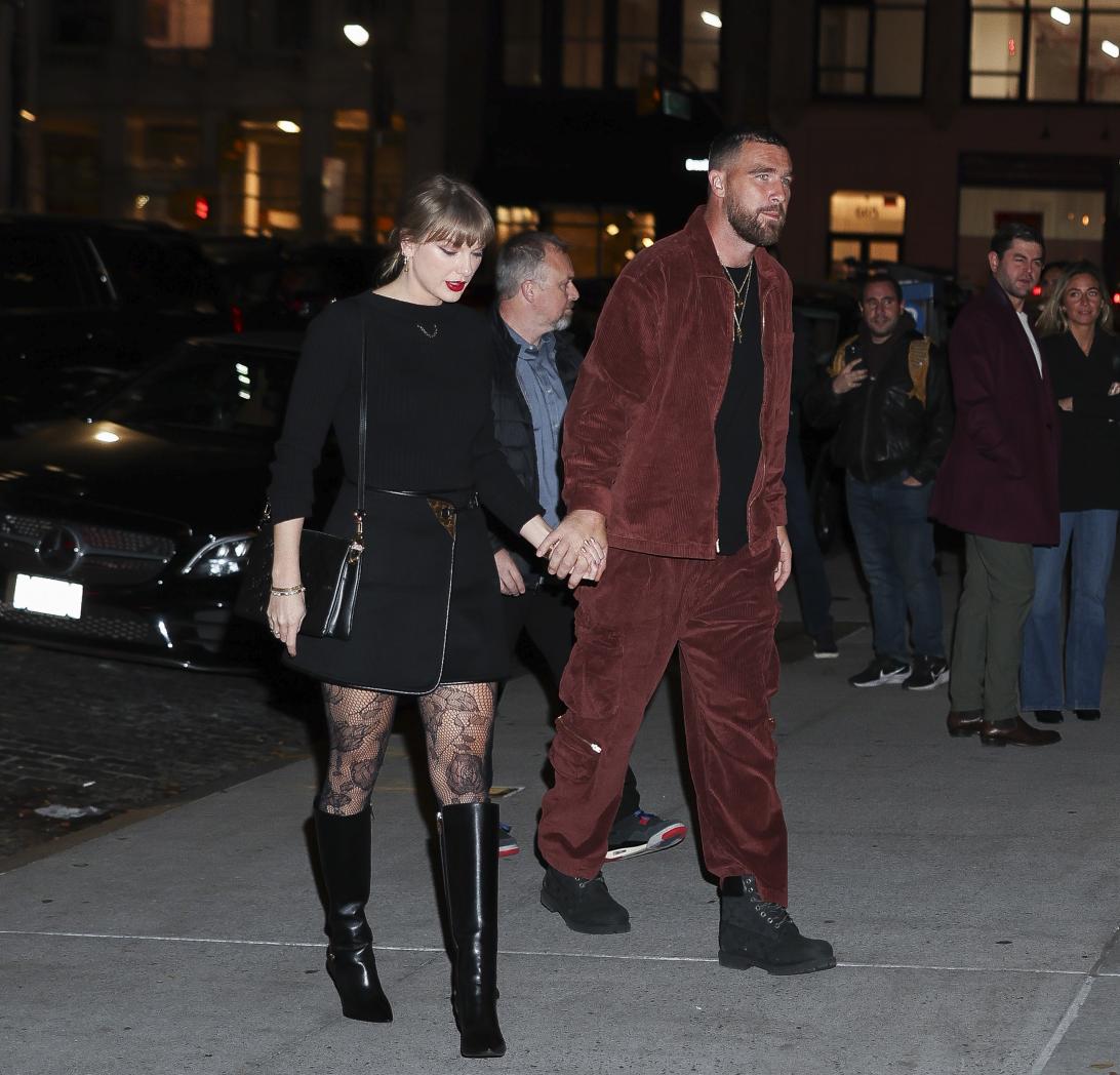 Трэвис Келси и Тейлор Свифт держатся за руки в 2025 году.