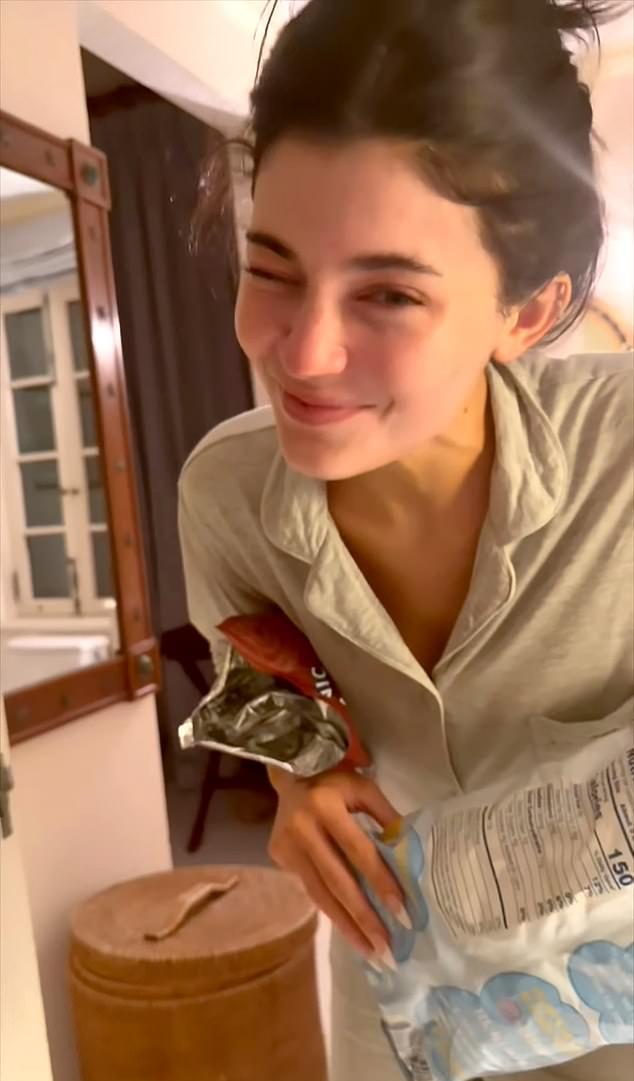 В воскресном видео в Instagram 28-летняя бьюти-магнат игриво предупредила подруг не красть ее закуски.