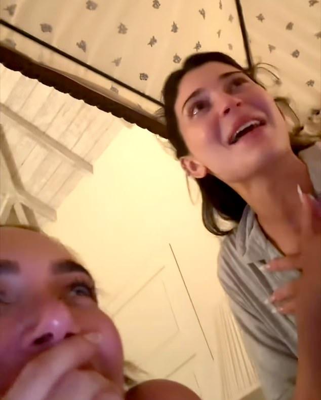 Кайли Дженнер опубликовала забавное видео, на котором она в нетрезвом состоянии спорит с друзьями из-за пачки чипсов после бурной вечеринки