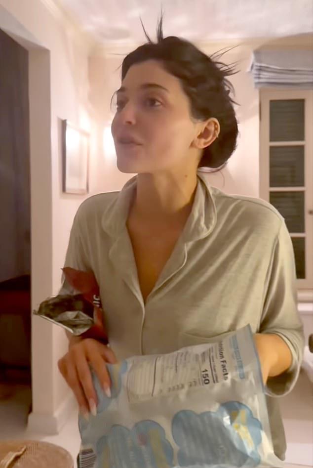 Мать двоих детей в пижаме с пачкой Doritos пошутила к видео: «В 2 ночи пьяной после вечеринки делиться совсем не хочется!»