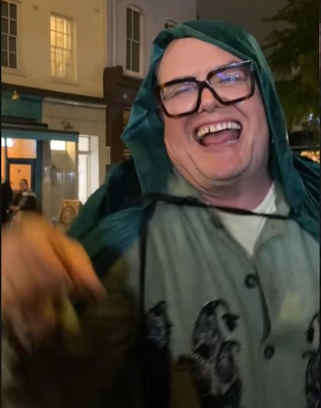 Один посетитель вечеринки выложил в TikTok видео, как Алан шутя кричит: «Проклятые Верные!» тем, кто его остановил для фото.