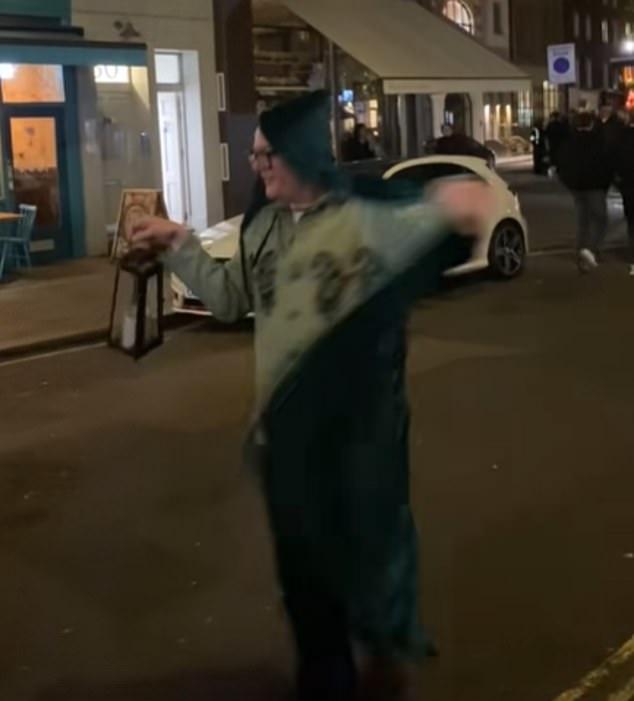 В ночь своей победы Алан был замечен фанатами на улицах столицы в культовом костюме с фонарем.