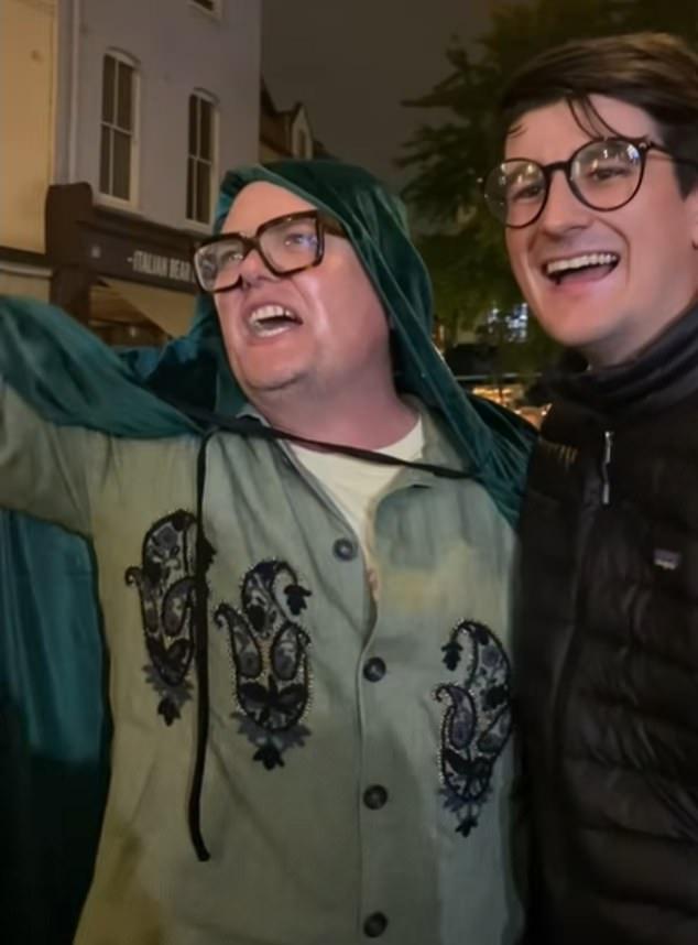 Победитель «Предателей: Знаменитости» Алан Карр не спешит снимать свою мантию, даже покинув замок. Комик отлично веселился на вечеринке.