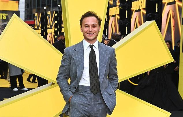 Флоренс впервые подтвердила отношения, но имя бойфренда оставила в тайне. Ранее звезду "Не волнуйся, солнышко" связывали с Финном Коулом.