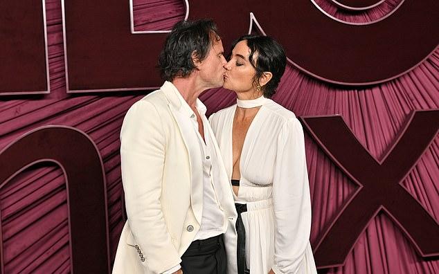 Уолтон и его жена, режиссёр Надя Коннерс, женатые с 2011 года, активно проявляли нежность на роскошной церемонии награждения.