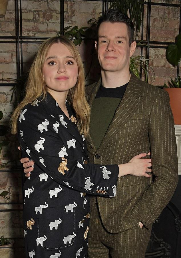 Последний известный роман Эйми был с Коннором Суинделлсом, партнером по «Половому воспитанию». Пара рассталась в 2020-м, спустя два года.