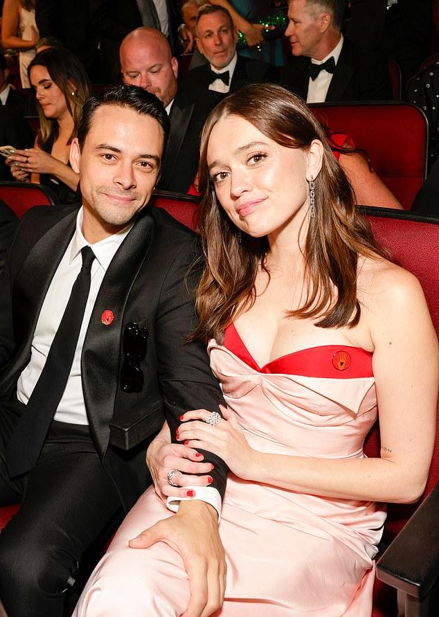 Эйми впервые вышла в свет с Адамом на премии "Эмми" в сентябре, где также присутствовали Уолтон с женой.