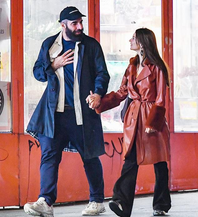 Эмили Ратаковски публично подтвердила свой новый роман в воскресенье вечером, обмениваясь страстными поцелуями