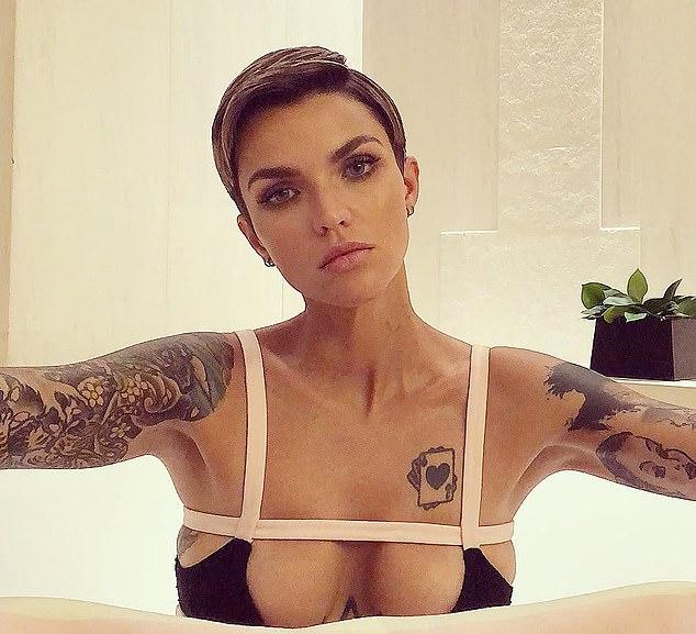 В онлайн-выпаде она обвинила Сидни: должна была играть «Черри», первоначальный состав был почти весь квир, а Сидни ненавидит геев.