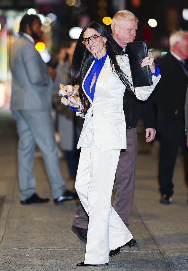 В понедельник вечером Деми Мур, воплощение элегантности, направилась на шоу Стивена Кольбера в Нью-Йорке в сопровождении любимого Пилафа.