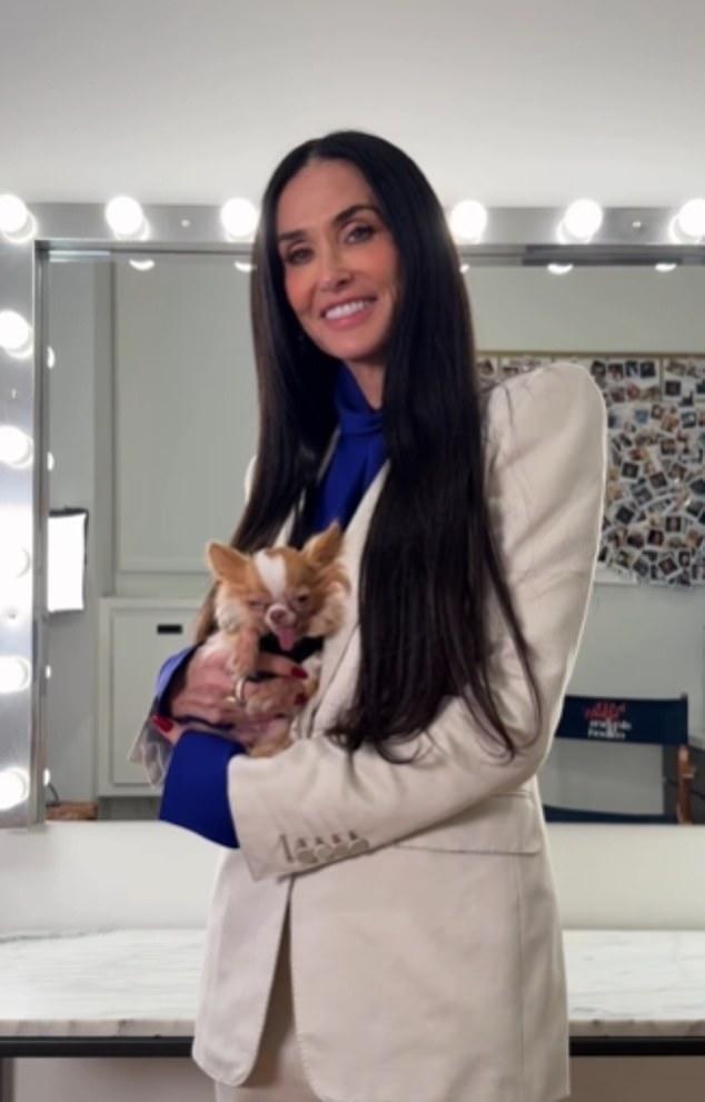 Звезда "Субстанции" почти не расстается с очаровательной питомицей, которую приютила в пандемию 2020 года.