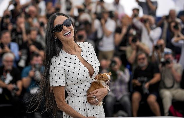 Деми Мур воплотила собой саму элегантность в понедельник вечером, направляясь на шоу The Late Show With Stephen Colbert в Нью-Йорке, в неизменном сопровождении своей любимой собаки Пилаф