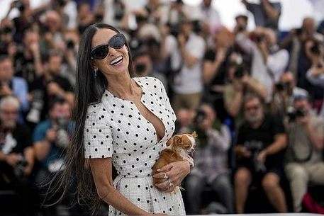 Деми Мур воплотила собой саму элегантность в понедельник вечером, направляясь на шоу The Late Show With Stephen Colbert в Нью-Йорке, в неизменном сопровождении своей любимой собаки Пилаф