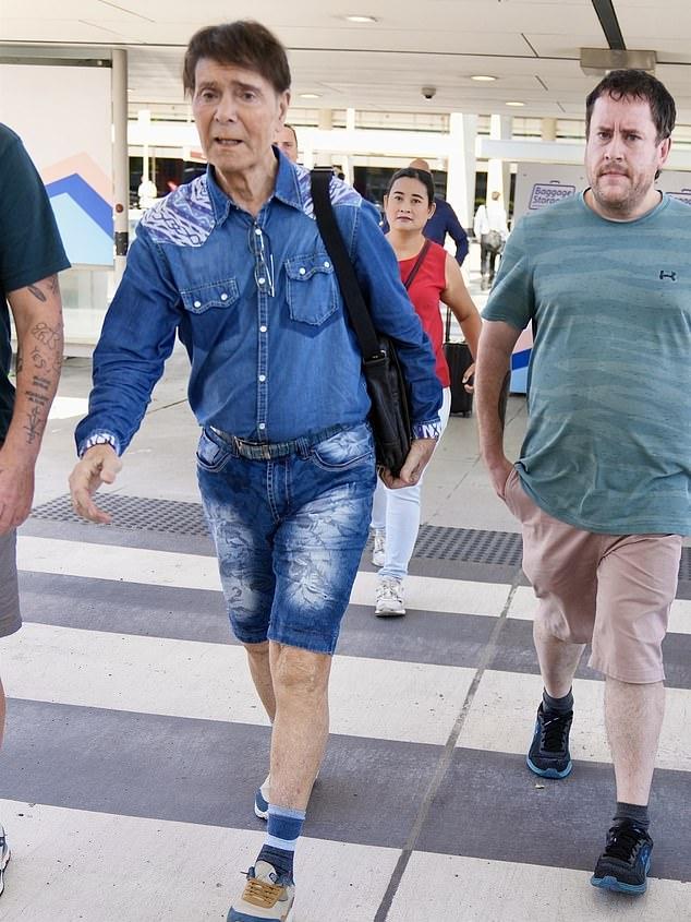 Сэр Клифф Ричард удивил образом Кена в аэропорту Брисбена