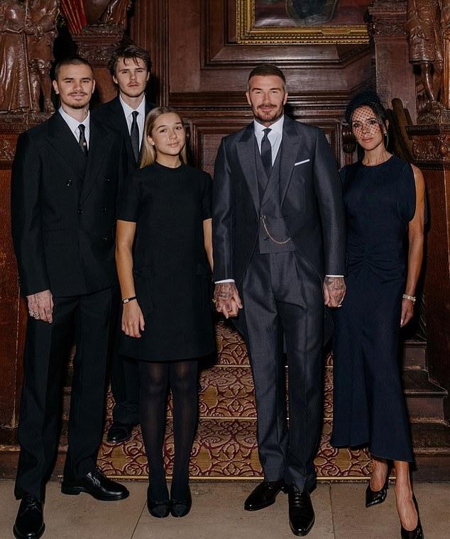 Дэвид Бекхэм с женой Викторией, дочерью Харпер и сыновьями Ромео (слева) и Крузом в день его посвящения в рыцари.