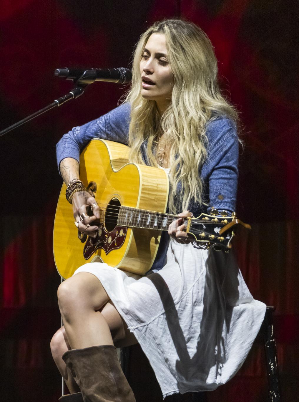 Париж Джексон продемонстрировала перфорацию носовой перегородки, ставшую следствием многолетнего употребления наркотиков