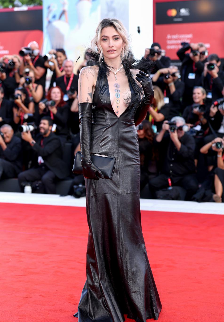 Пэрис Джексон на красной дорожке премьеры «Франкенштейна» в 2025 году.