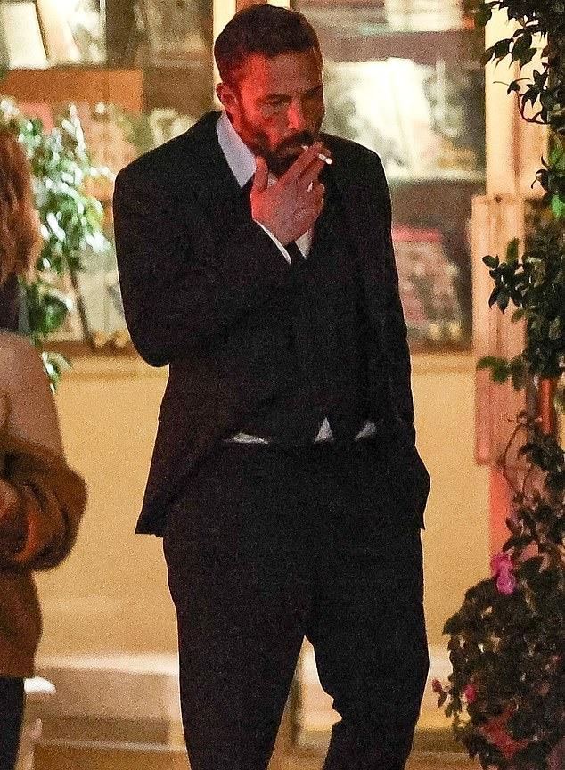 Выйдя в понедельник вечером из модного заведения на Сансет-Бульвар, 53-летний мужчина, казалось, снова курил, развеивая заботы.