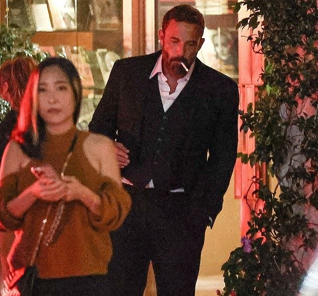 Сердцеед из «Арго», в костюме-тройке без галстука, с расстегнутыми пуговицами, источал усталый, но изысканный шик поздней ночи.