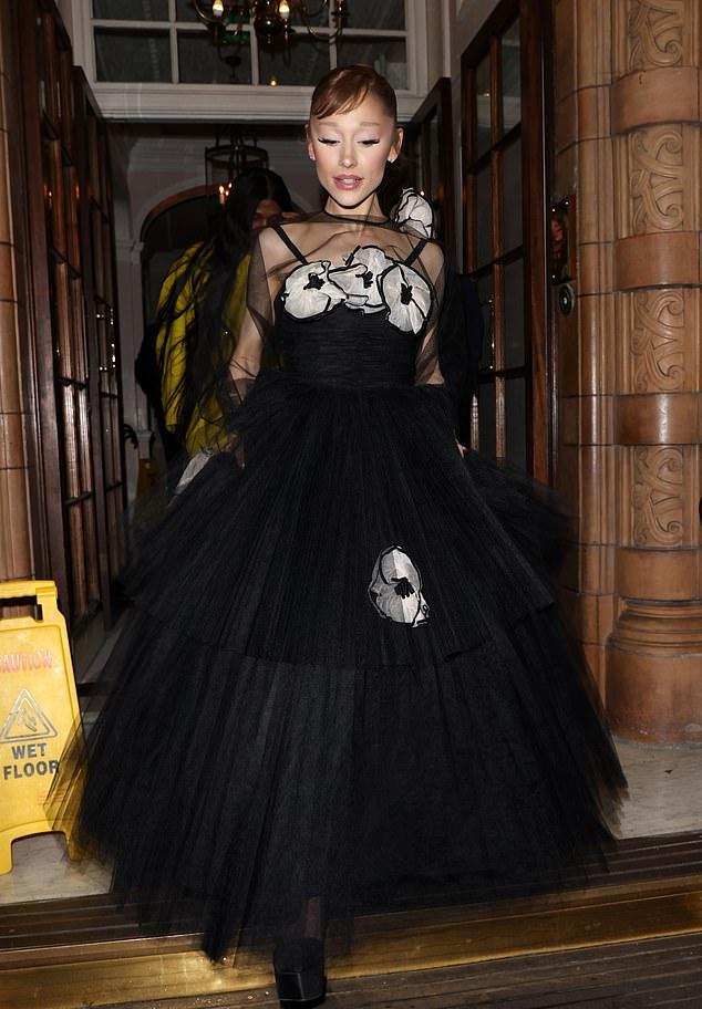 Ариана Гранде и Итан Слейтер по-прежнему вместе