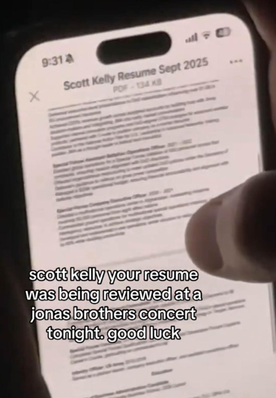 Скотт Келли, твое резюме рассматривалось на концерте Jonas Brothers сегодня вечером. Удачи!